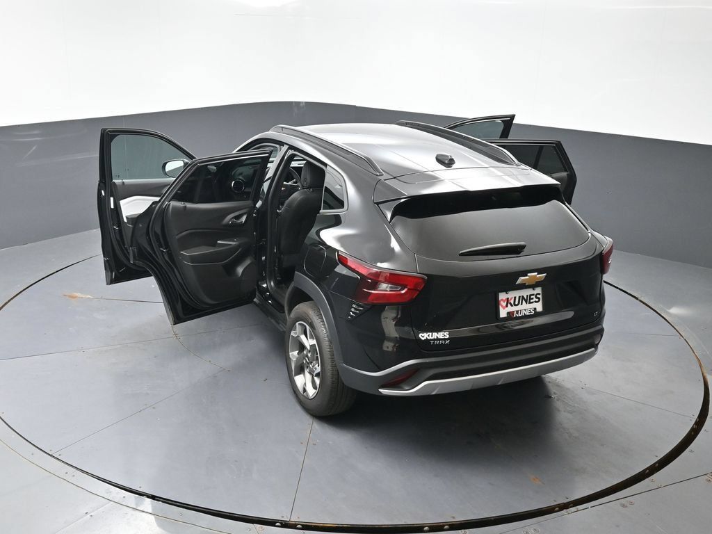 Used 2025 Chevrolet Trax LT FWD image 61