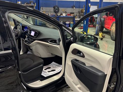 Used 2024 Chrysler Voyager LX image 20