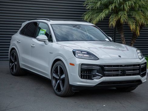 Used 2026 Porsche Cayenne Turbo AWD/4WD image 6