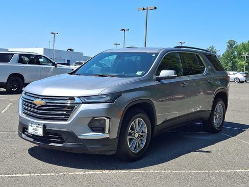 Used 2023 Chevrolet Traverse LT FWD image 3