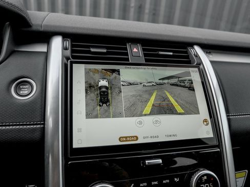 Used 2025 Land Rover Discovery Dynamic SE image 13