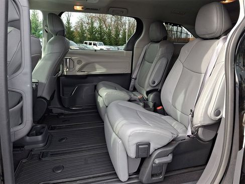 Certified 2024 Toyota Sienna Limited image 8