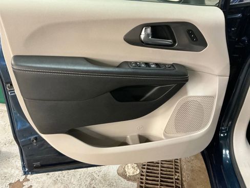 Used 2023 Chrysler Pacifica Touring-L image 15