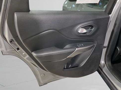 Used 2021 Jeep Cherokee Latitude Lux w/ Comfort/Convenience Group image 14