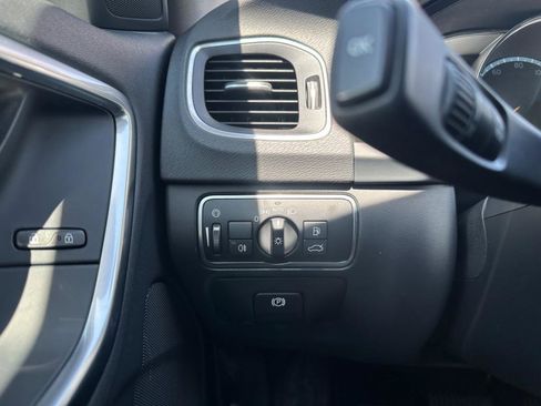 Used 2016 Volvo V60 T5 Cross Country image 10