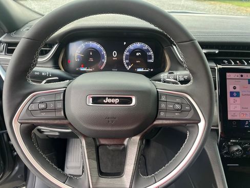 New 2025 Jeep Grand Cherokee Limited w/ Black Appearance Package image 16