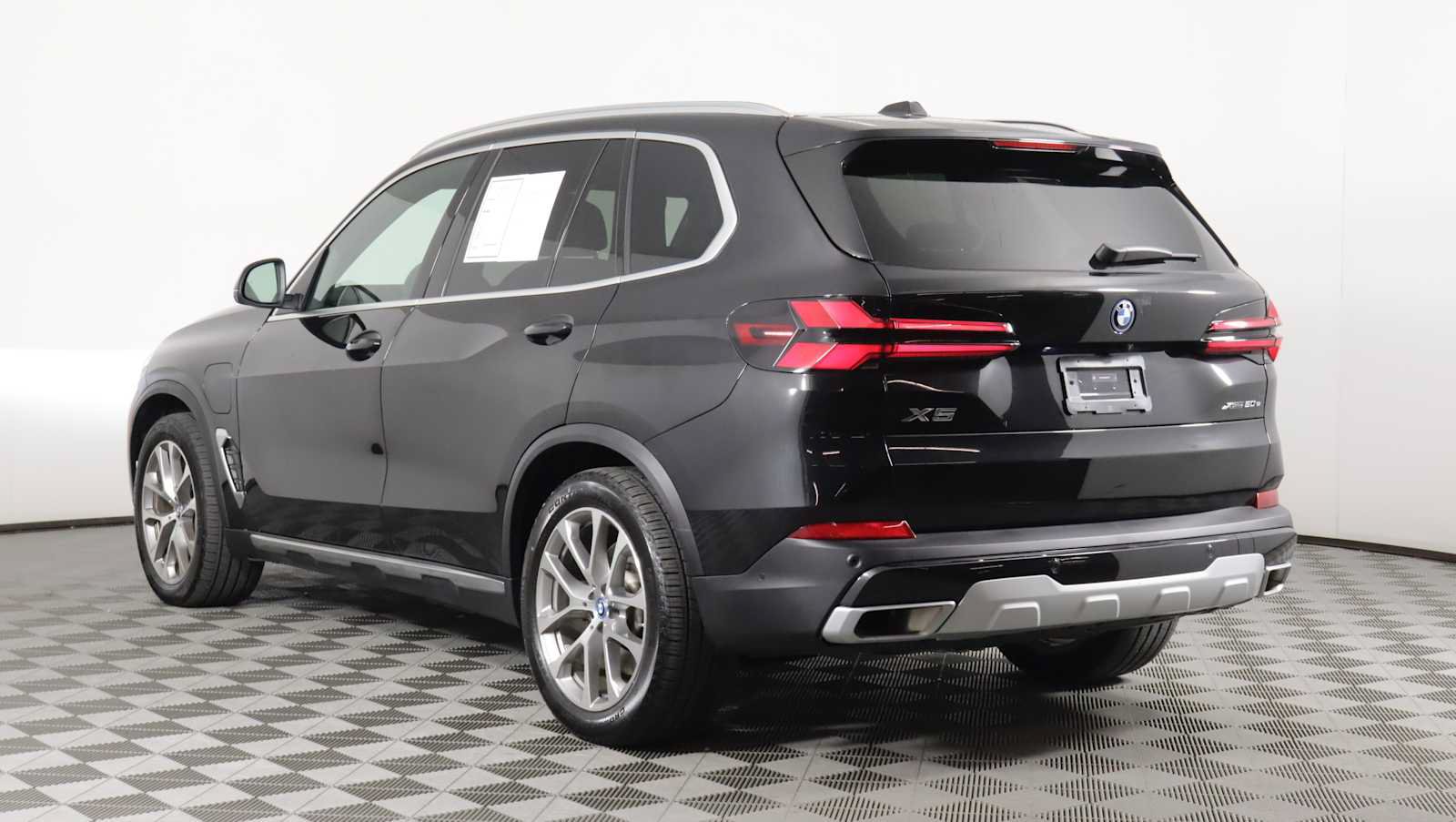 Used 2025 BMW X5 xDrive50e w/ Premium Package AWD/4WD image 4