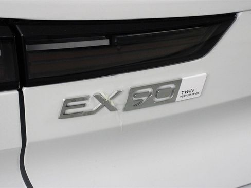 New 2025 Volvo EX90 Ultra image 15