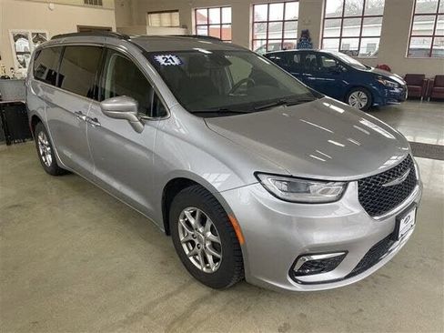 Used 2021 Chrysler Pacifica Touring FWD image 2