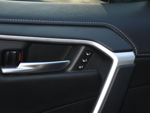 Used 2020 Toyota RAV4 Limited image 12