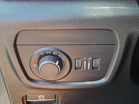 Used 2023 Jeep Grand Cherokee Altitude AWD/4WD image 17
