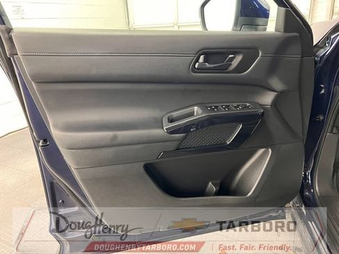 Used 2025 Nissan Pathfinder SV FWD image 27
