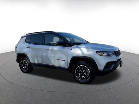 Used 2025 Jeep Compass Trailhawk AWD/4WD image 2