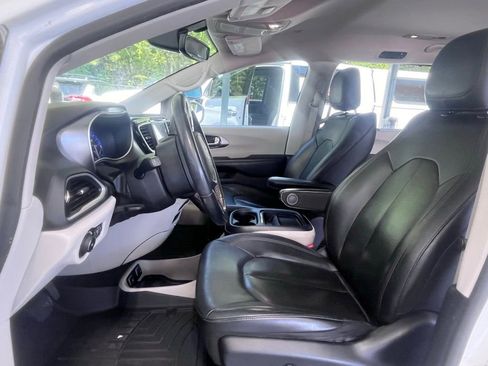 Used 2020 Chrysler Pacifica Touring-L image 5