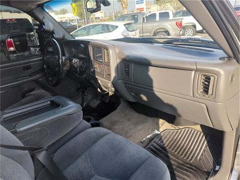 Used 2005 Chevrolet Silverado 2500 LS w/ Heavy-Duty Power Package image 12