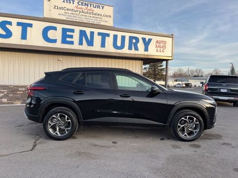 Used 2025 Chevrolet Trax LT w/ LT Convenience Package image 14