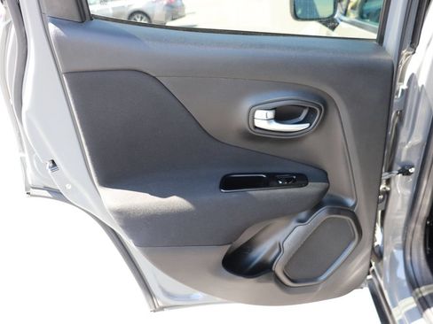 Used 2021 Jeep Renegade Latitude FWD image 12