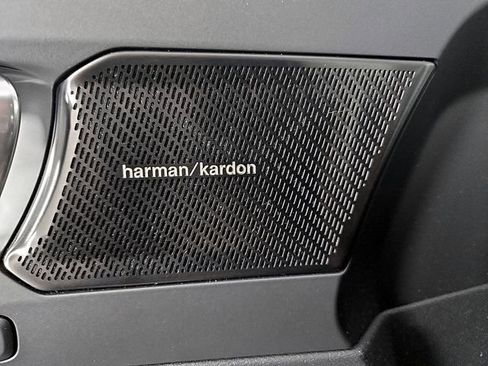 Used 2022 Volvo XC40 T4 R-Design image 25