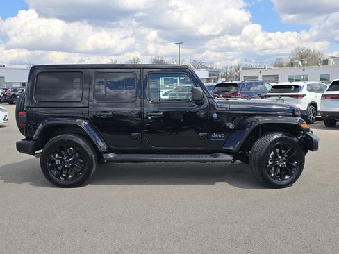 Used 2025 Jeep Wrangler Sahara image 8