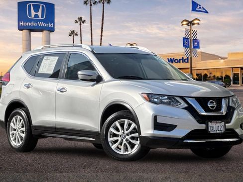 Used 2017 Nissan Rogue SV FWD image 2