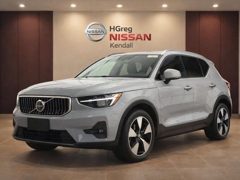 Used 2024 Volvo XC40 B5 Plus AWD/4WD image 3