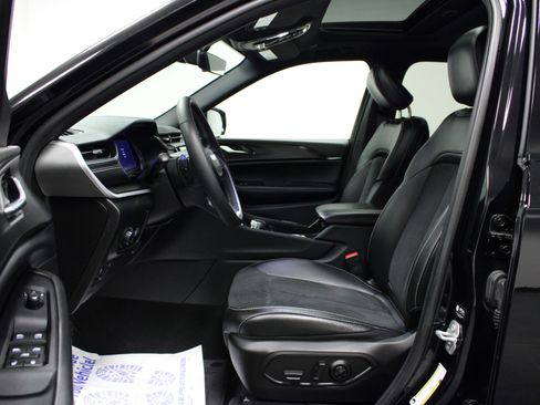 Used 2025 Jeep Grand Cherokee Altitude image 12