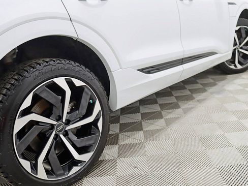 Used 2024 Audi Q8 e-tron Prestige image 11