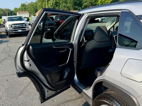 Used 2021 Toyota RAV4 XLE w/ Convenience Package AWD/4WD image 16