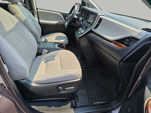 Used 2020 Toyota Sienna XLE Premium AWD/4WD image 34