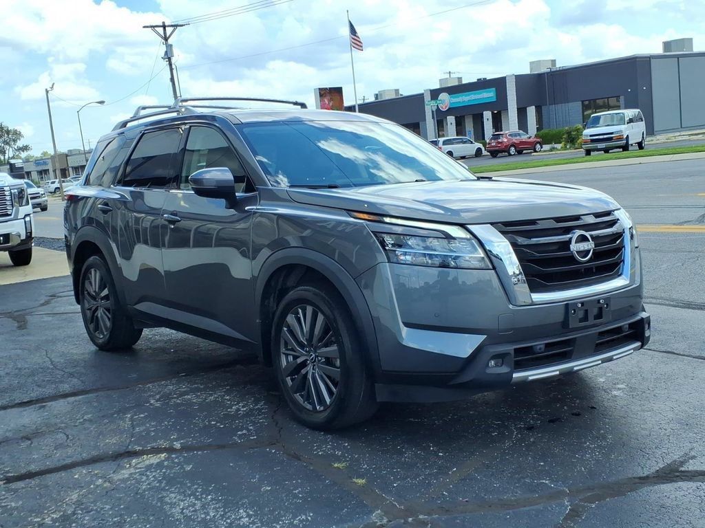 Used 2024 Nissan Pathfinder SL w/ SL Premium Package FWD image 3