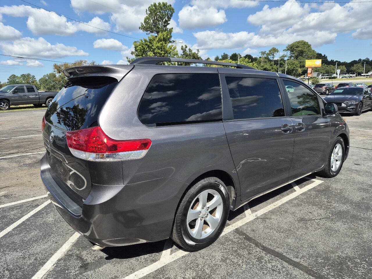 Used 2014 Toyota Sienna LE FWD image 3