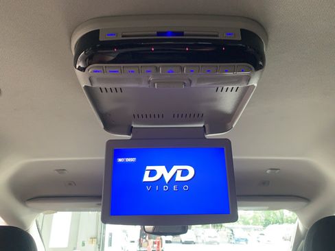 Used 2019 Chrysler Pacifica Touring Plus w/ Tire & Wheel Group FWD image 16