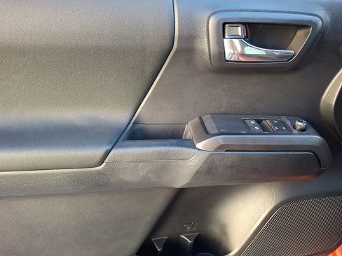 Used 2016 Toyota Tacoma TRD Sport w/ Towing Package image 13