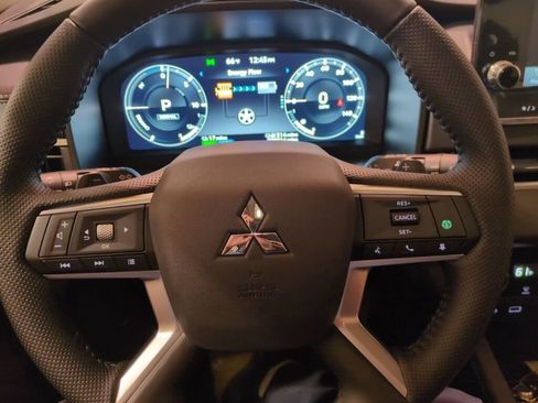 New 2025 Mitsubishi Outlander SE image 18