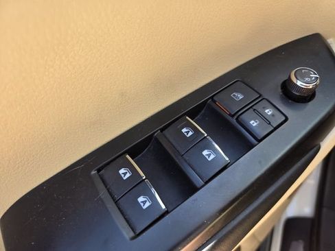 Used 2019 Toyota Highlander Limited FWD image 29