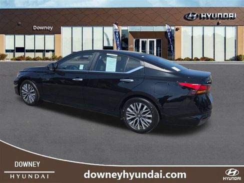Used 2025 Nissan Altima 2.5 SV FWD image 3