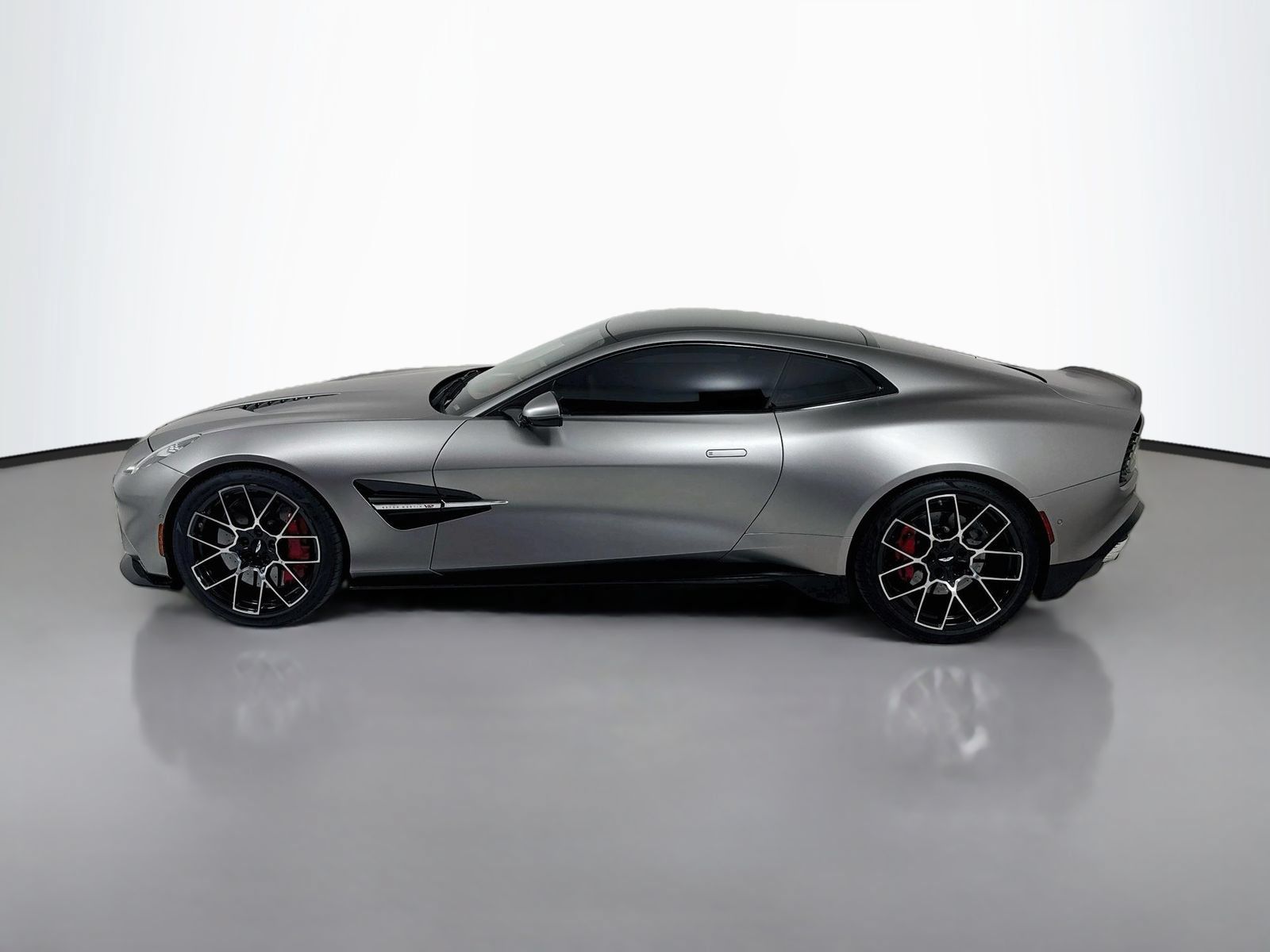 Used 2025 Aston Martin Vanquish RWD image 4