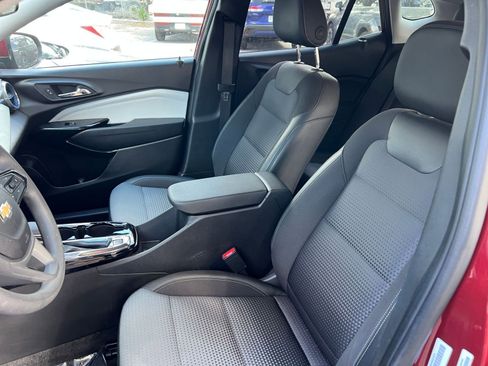 Used 2025 Chevrolet Trax LT image 32