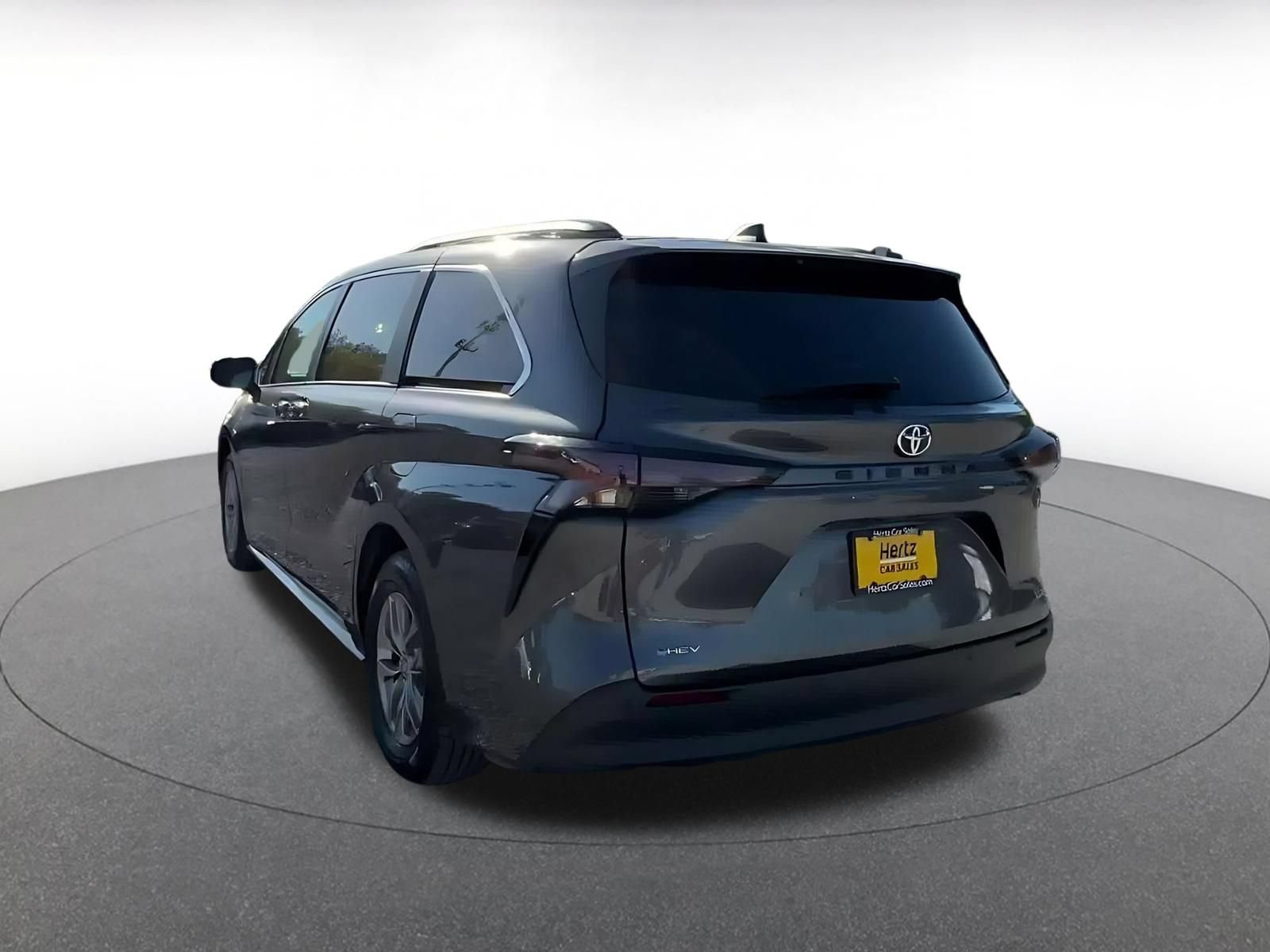 Used 2025 Toyota Sienna XLE FWD image 10