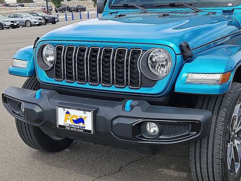 Used 2024 Jeep Wrangler Unlimited w/ Convenience Group AWD/4WD image 8