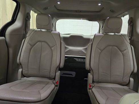 Used 2020 Chrysler Pacifica Limited image 27