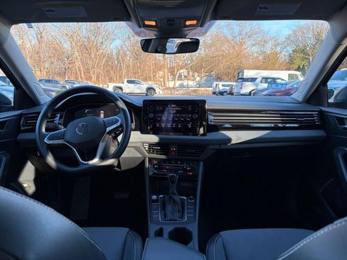 Used 2025 Volkswagen Jetta SE image 36