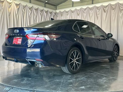 Used 2021 Toyota Camry SE image 3