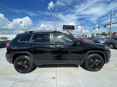 Used 2019 Jeep Cherokee Latitude Plus AWD/4WD image 3