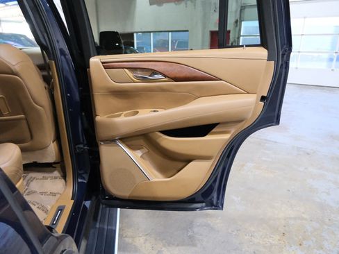 Used 2017 Cadillac Escalade Platinum image 26
