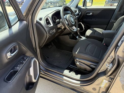Used 2018 Jeep Renegade Latitude AWD/4WD image 5