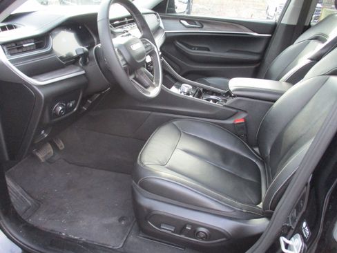 Certified 2023 Jeep Grand Cherokee Limited w/ Black Appearance Package image 12