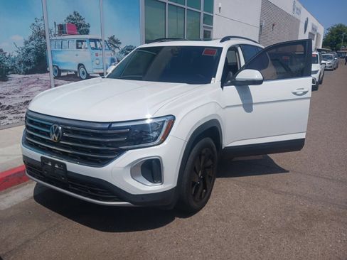 Used 2024 Volkswagen Atlas SE w/ Panoramic Sunroof Package FWD image 2