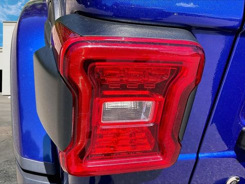 Used 2019 Jeep Wrangler Unlimited Sahara AWD/4WD image 26