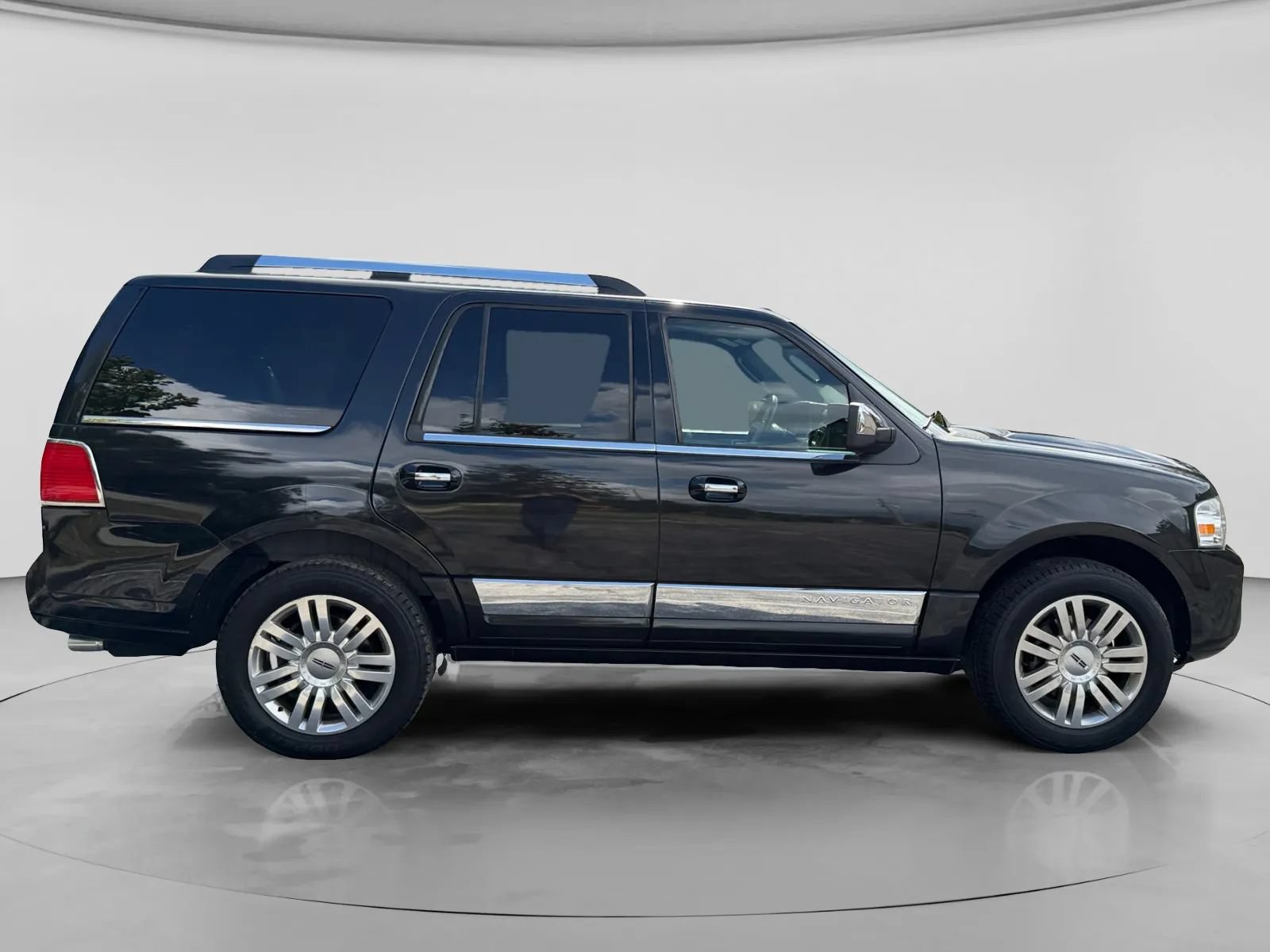 Used 2014 Lincoln Navigator 2WD image 6